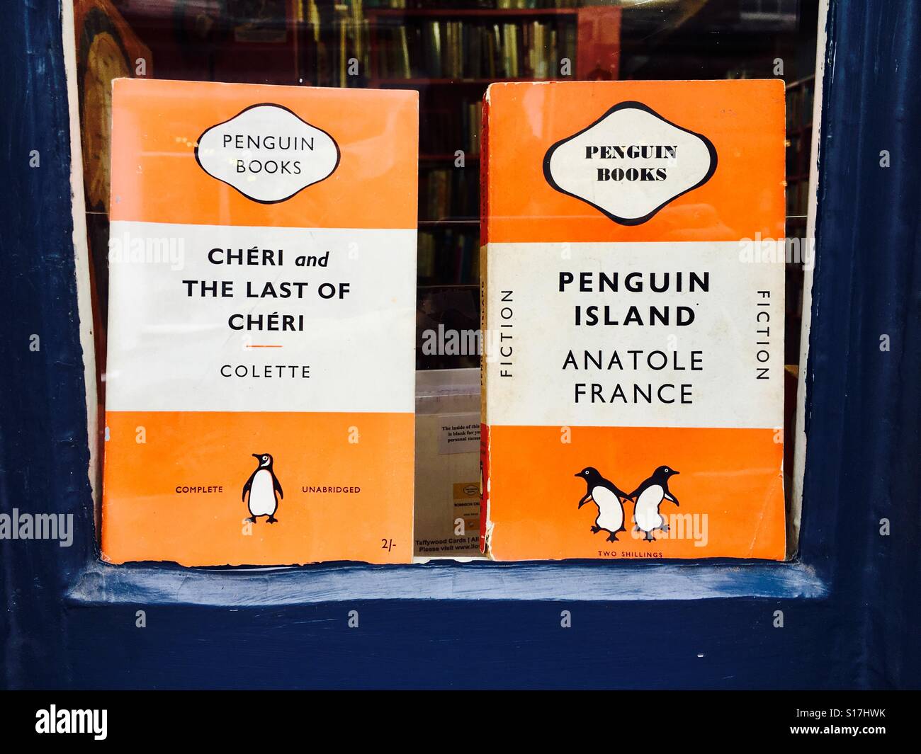 Di seconda mano Penguin fiction paperback in vendita in una libreria di Hay on Wye Wales UK Foto Stock