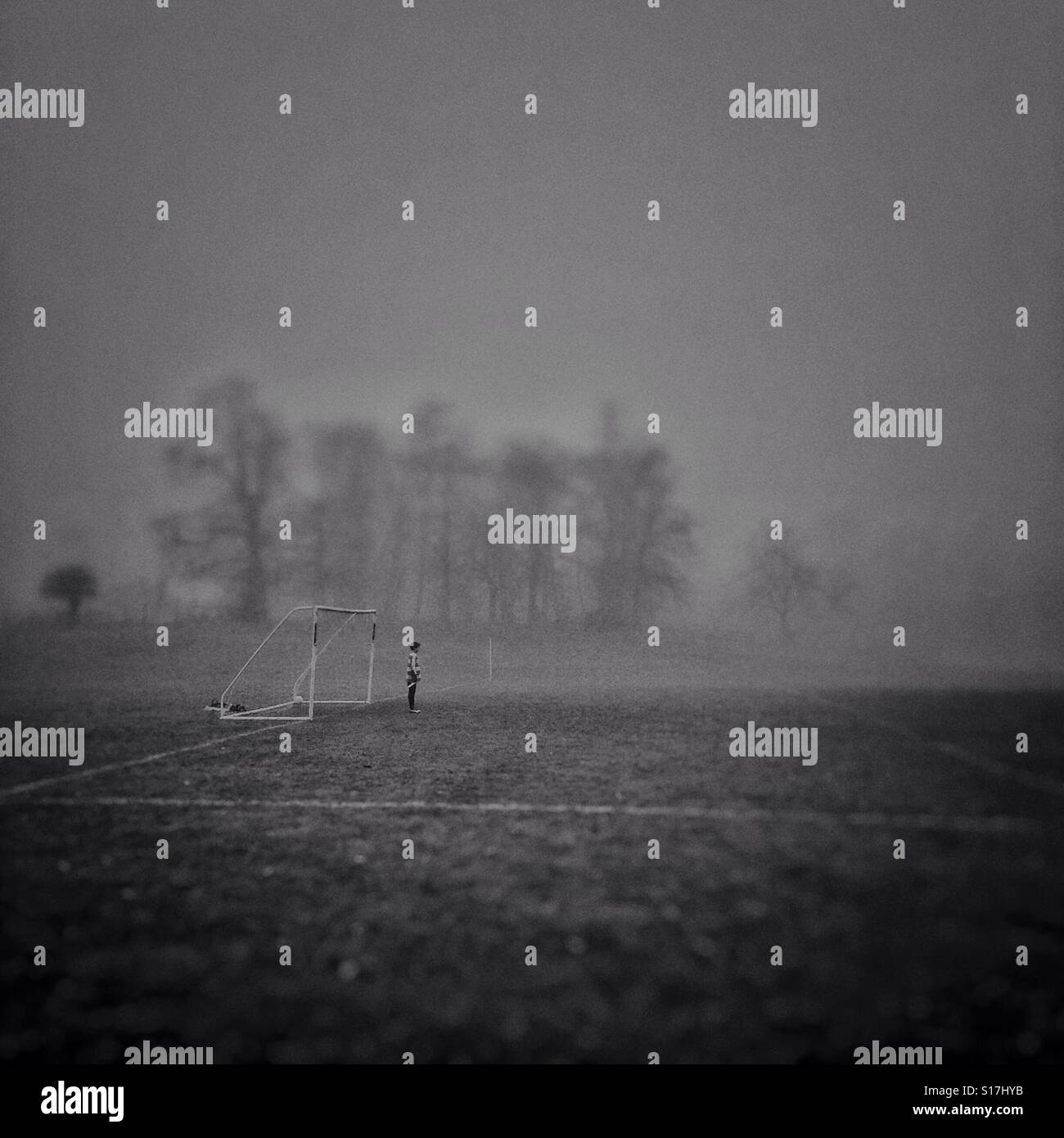 La solitudine di essere un portiere - Domenica di calcio del parco - Immagine stock catturata con smartphone