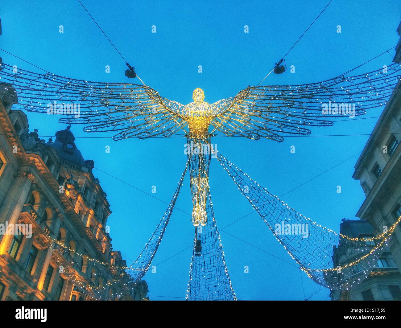 Un angelo decorazione di Natale su Regent Street, Londra - Immagine stock catturata con smartphone