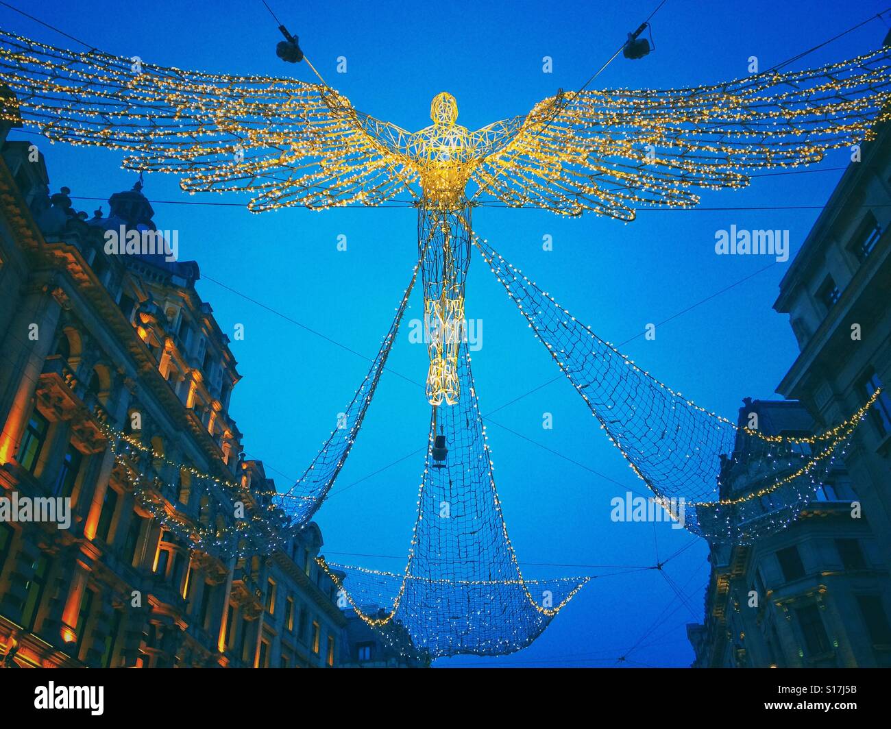 Le decorazioni di Natale su Regent Street, Londra - Immagine stock catturata con smartphone
