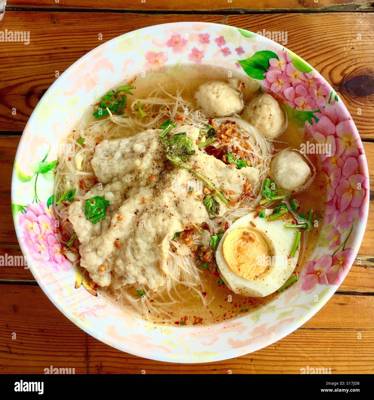 Cibo tailandese- Tom Yum noodle Kanchanaburi Thailandia Foto Stock