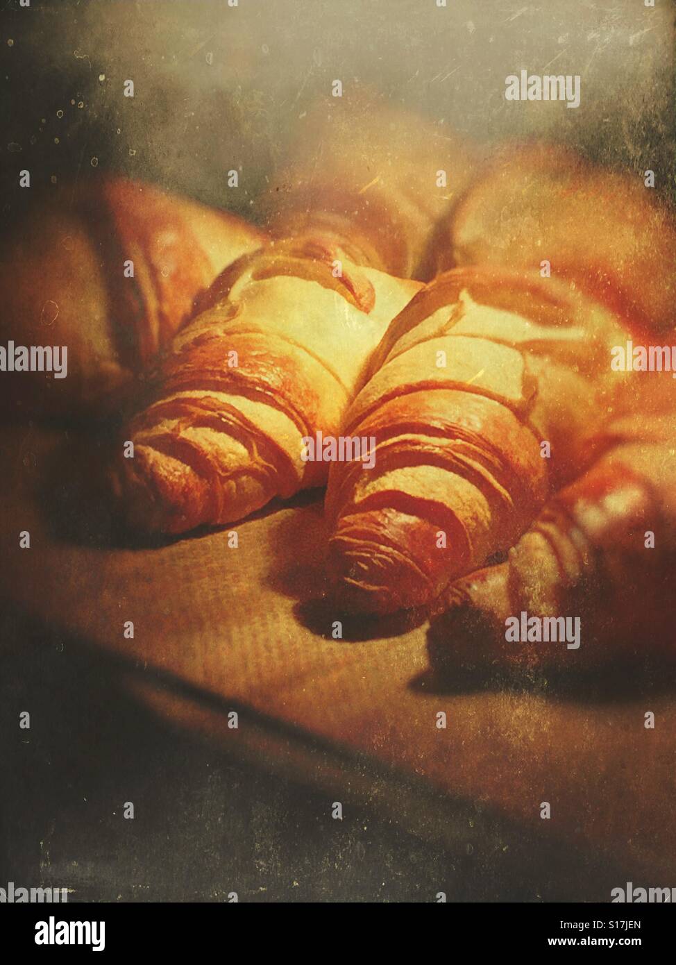 La cottura croissant fatti in casa - Immagine stock catturata con smartphone