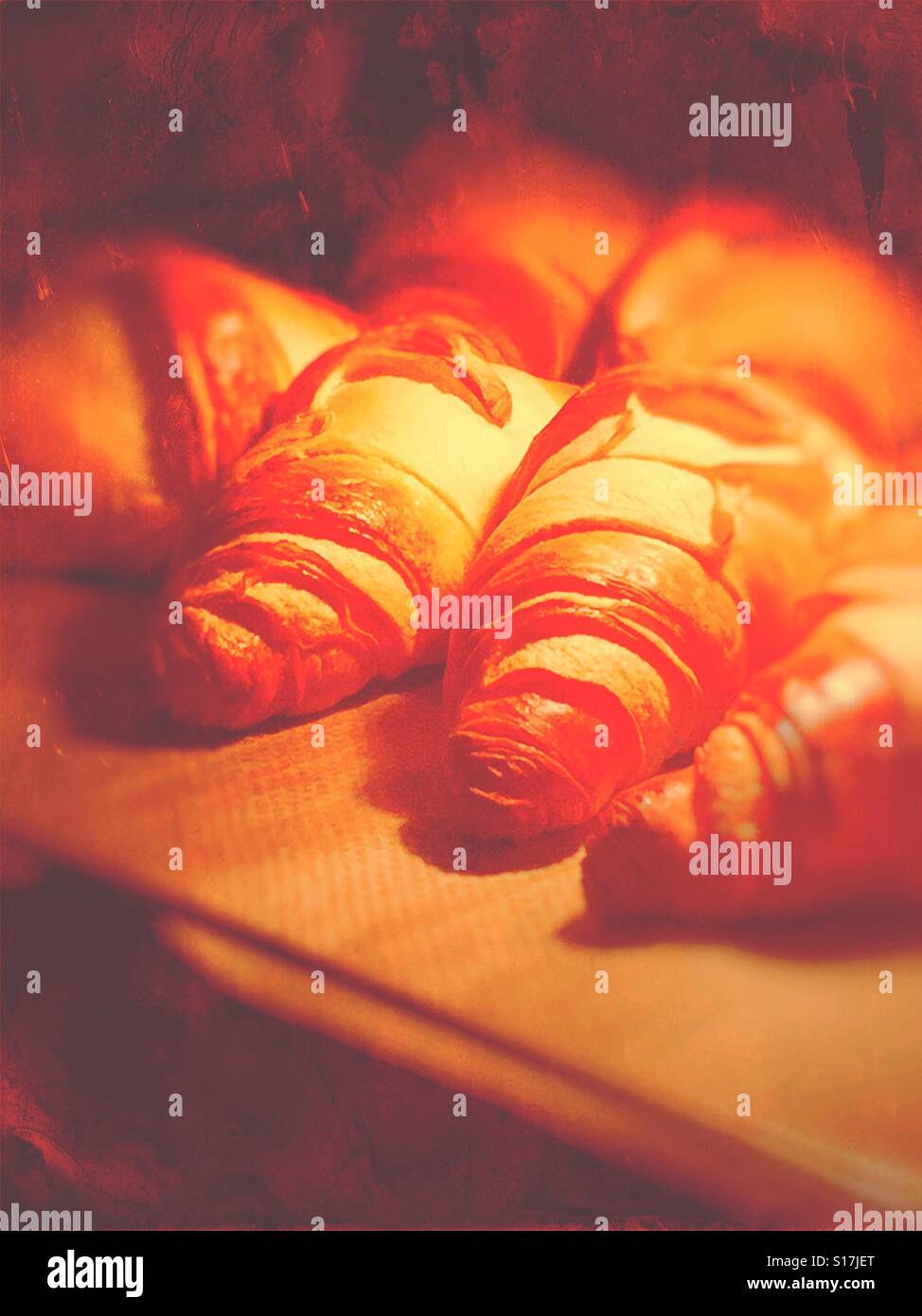 La cottura croissant fatti in casa - Immagine stock catturata con smartphone