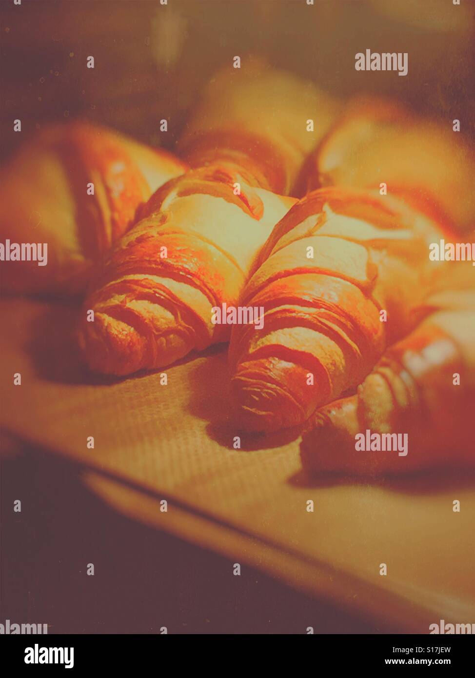 La cottura croissant fatti in casa - Immagine stock catturata con smartphone