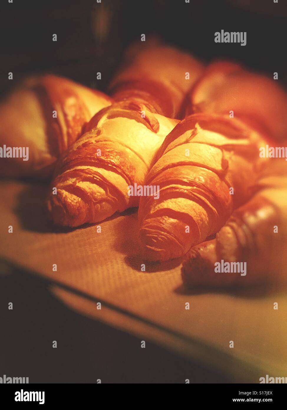 La cottura croissant fatti in casa - Immagine stock catturata con smartphone