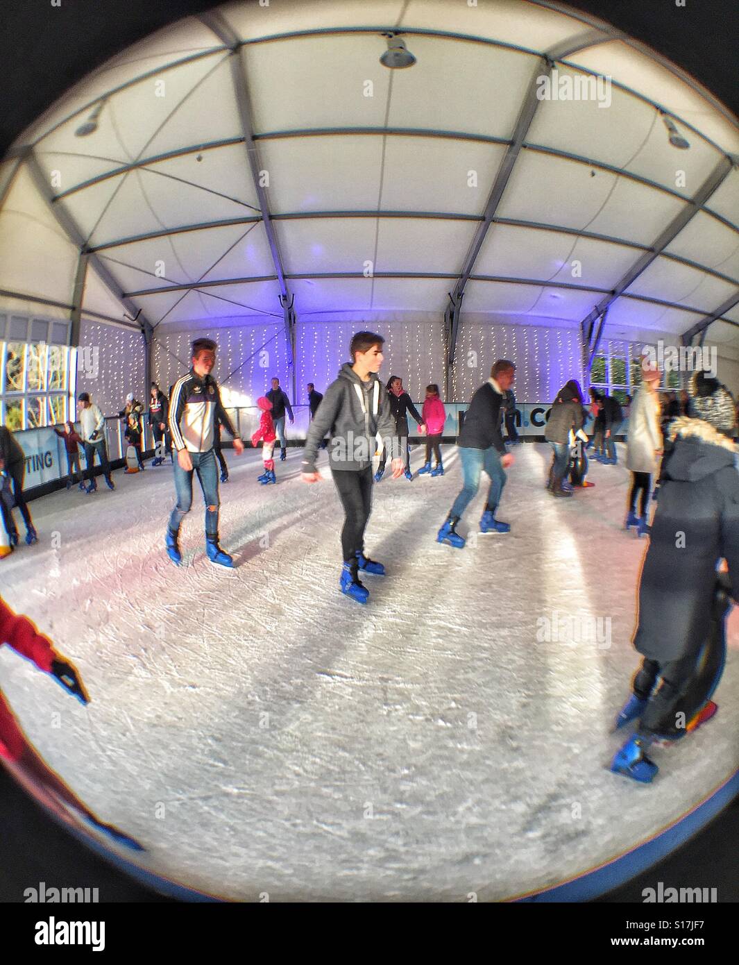 Fish Eye il filtro degli adolescenti di pattinaggio sul ghiaccio Foto Stock