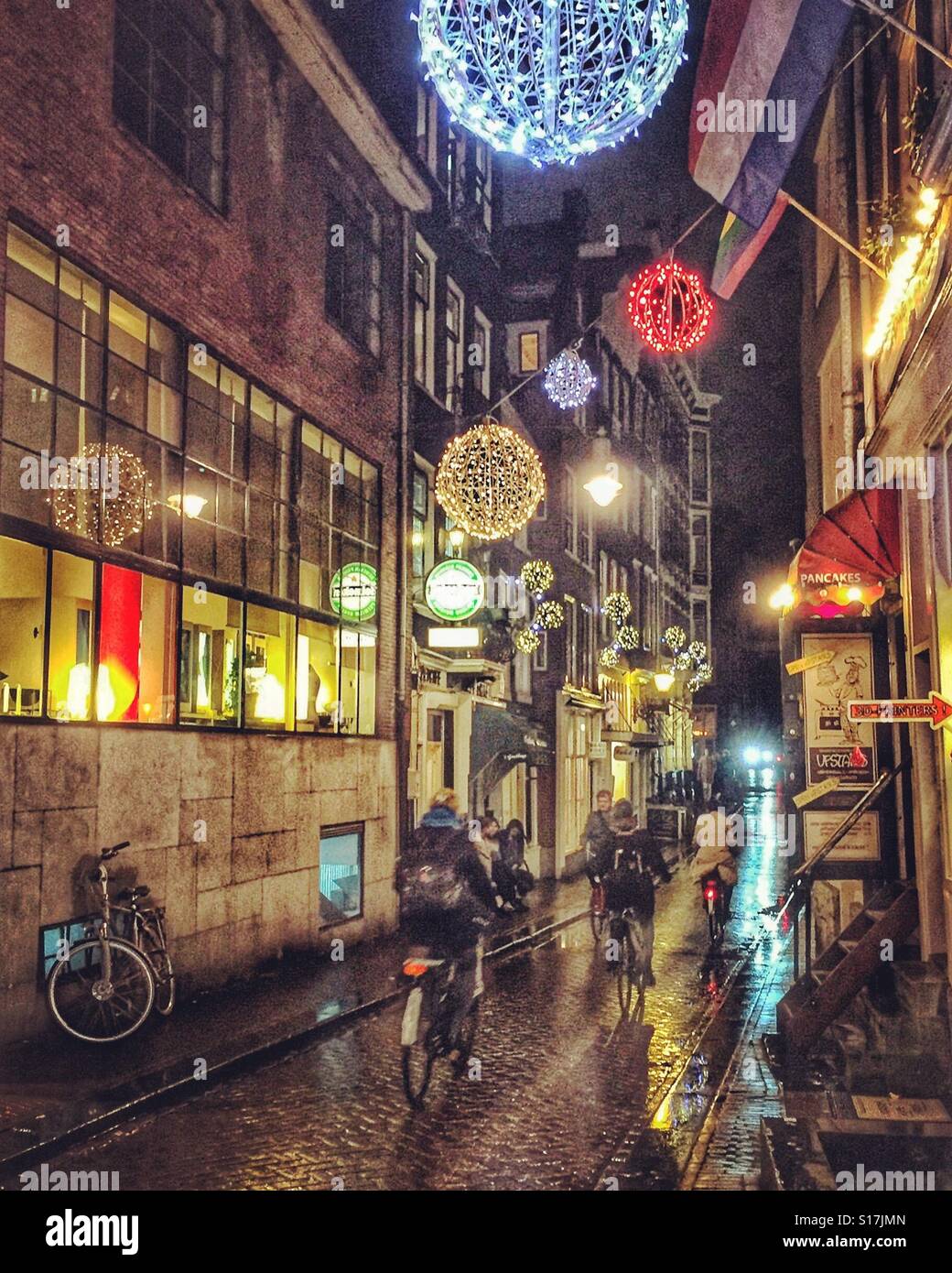 Strada notte a Amsterdam, Paesi Bassi - Immagine stock catturata con smartphone