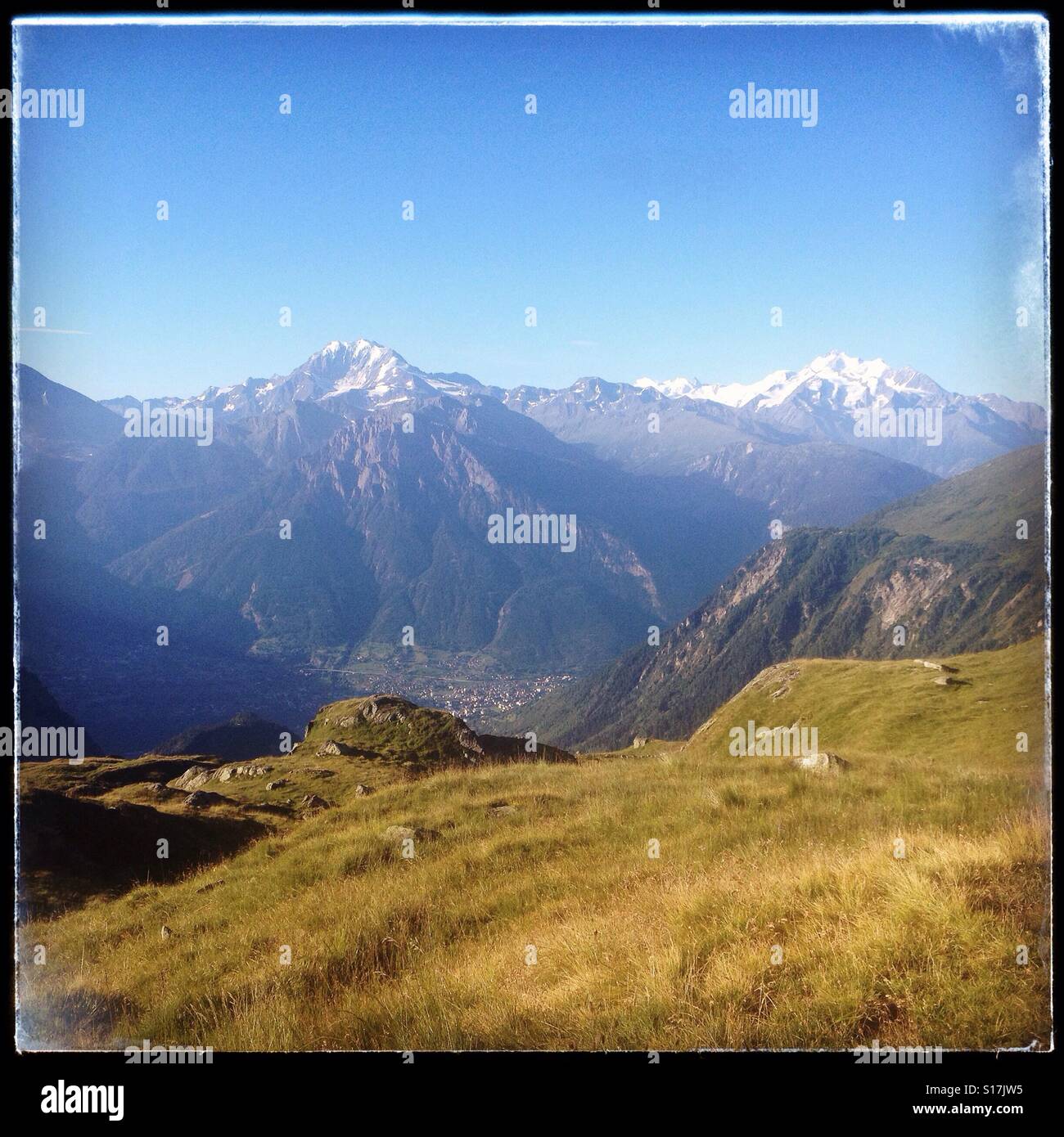 Vista sulle montagne e la vallata di Brig - Immagine stock catturata con smartphone