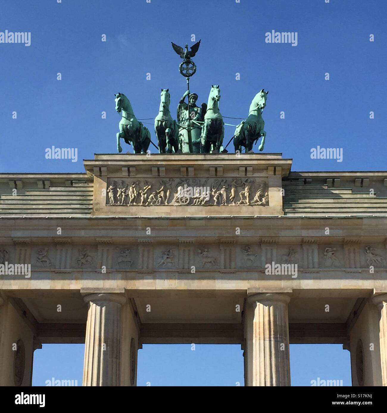Berlin L'iconico punto di riferimento, la Porta di Brandeburgo, Germania Foto Stock