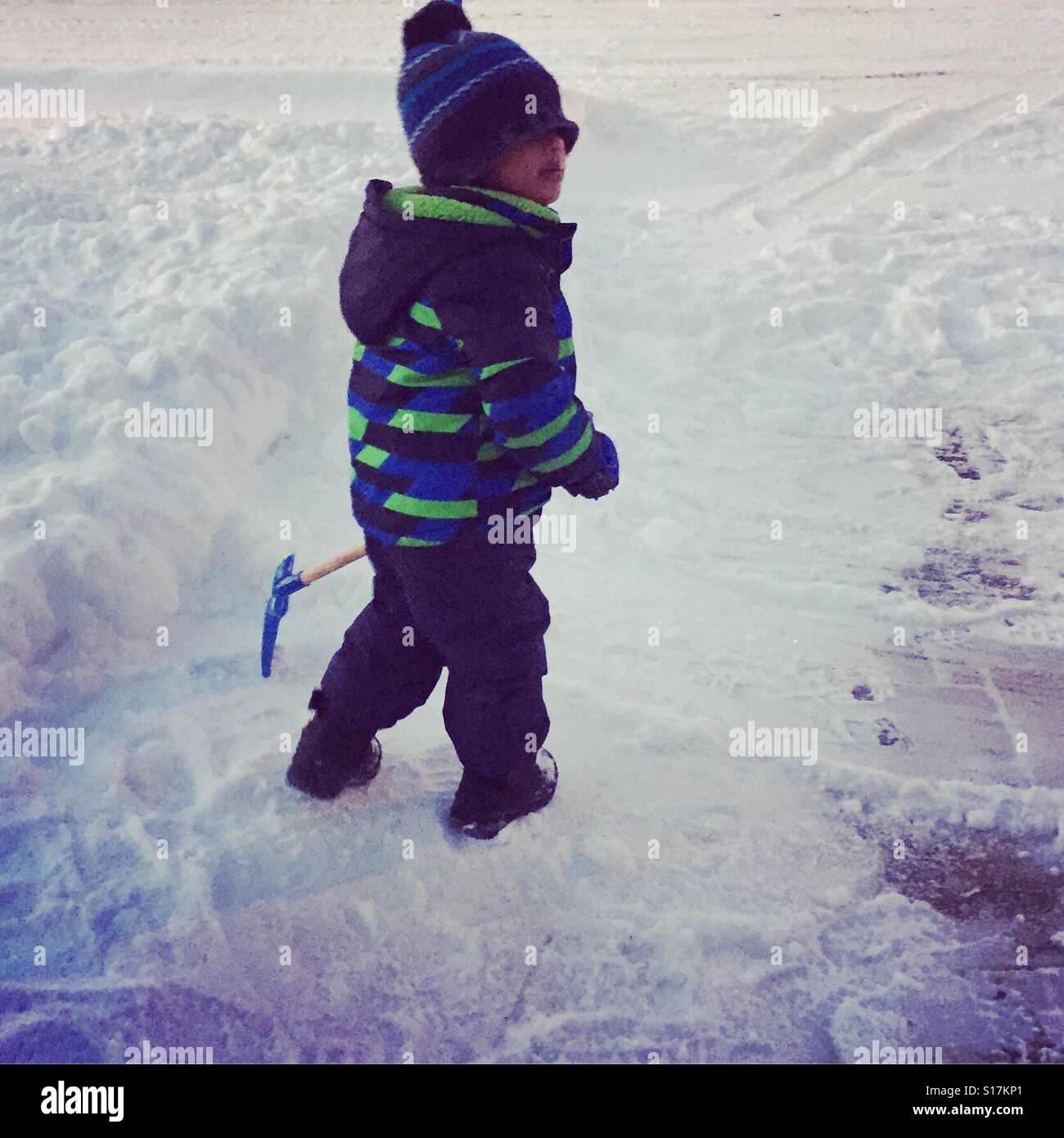 Un ragazzo di pulizia dalla neve K.R. Foto Stock