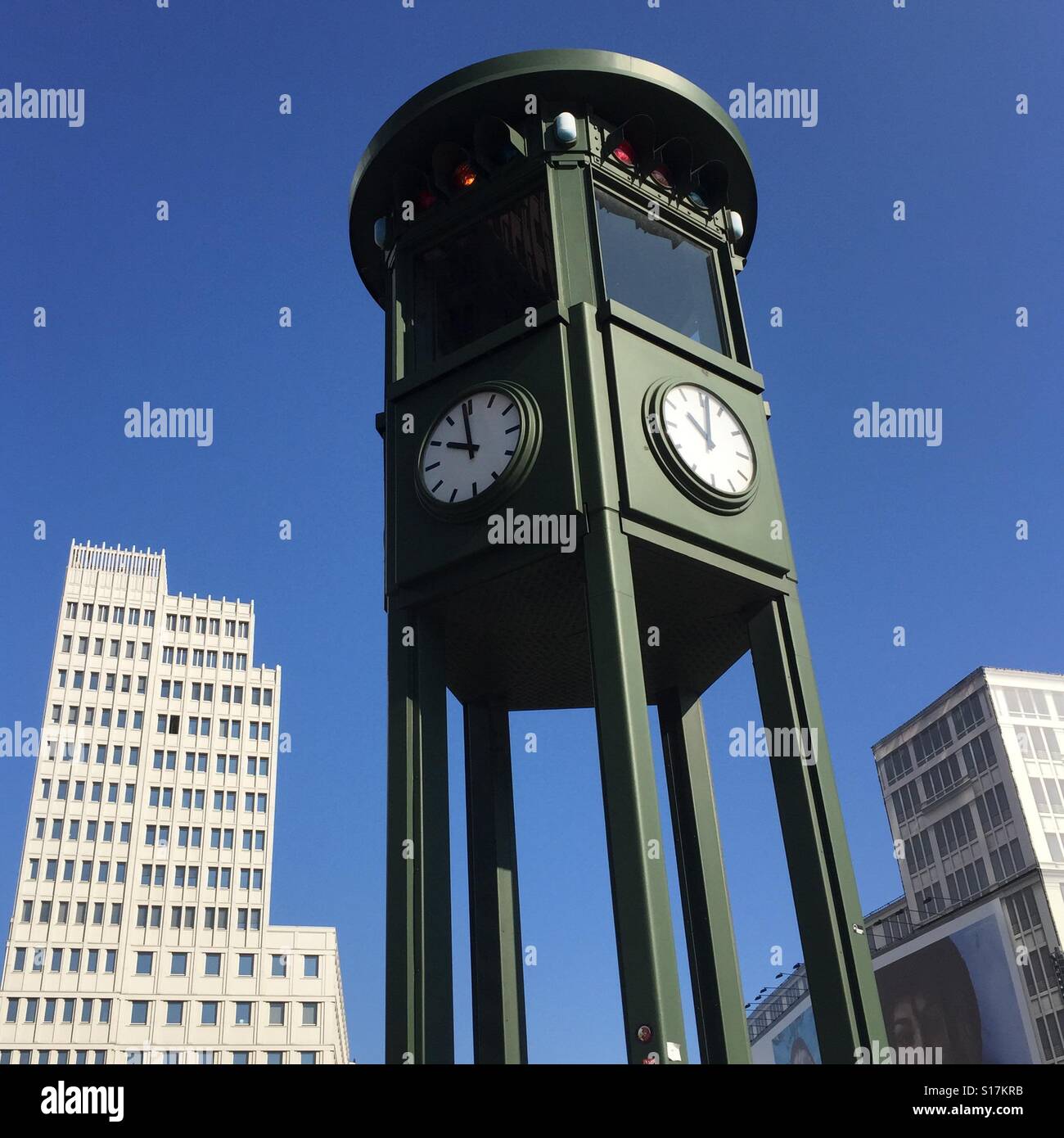 Torre dell Orologio a Potsdamer Platz , il nuovo centro di Berlino , Germania Foto Stock