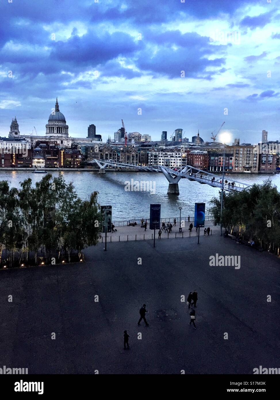 Vista del fiume Tamigi, Londra UK, dalla Tate Modern Gallery - Immagine stock catturata con smartphone