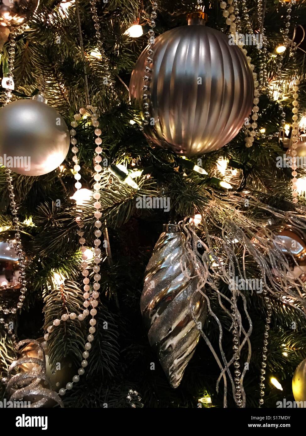 Un albero di Natale decorato senza colore Foto Stock
