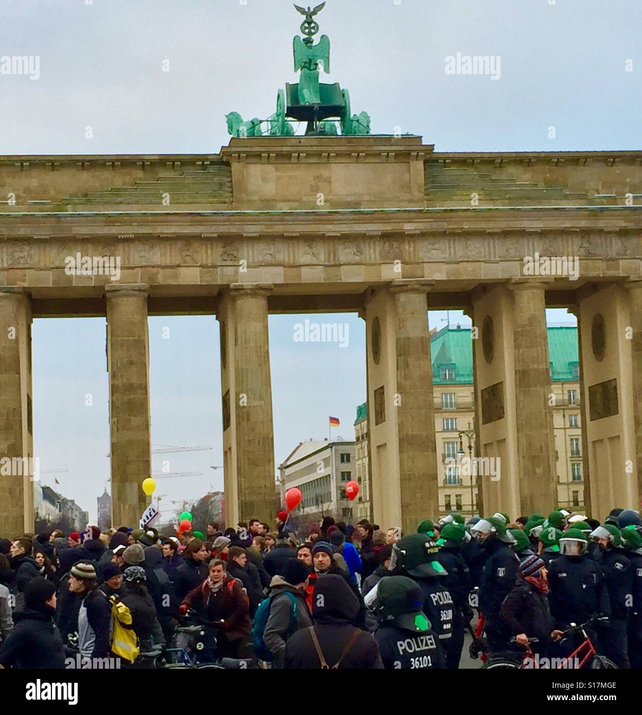 La protesta di strada presso la Porta di Brandeburgo, Berlino ,Germania il 13 marzo 2016. Foto Stock