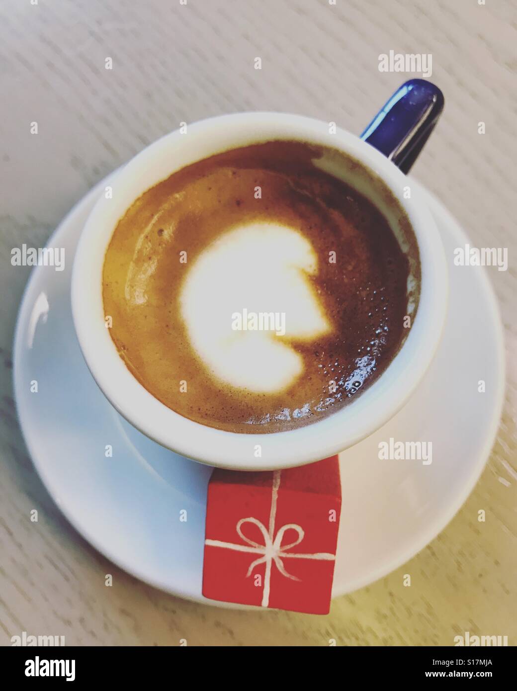 Tempo di caffè con sorpresa Foto Stock