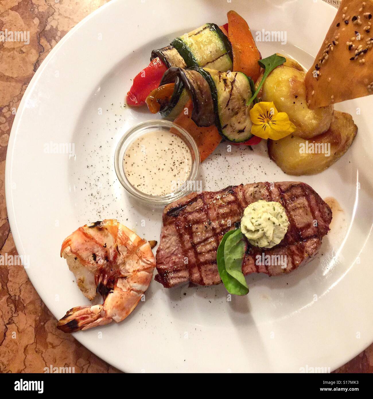 Un sontuoso piatto di cucina occidentale, Berlino Foto Stock