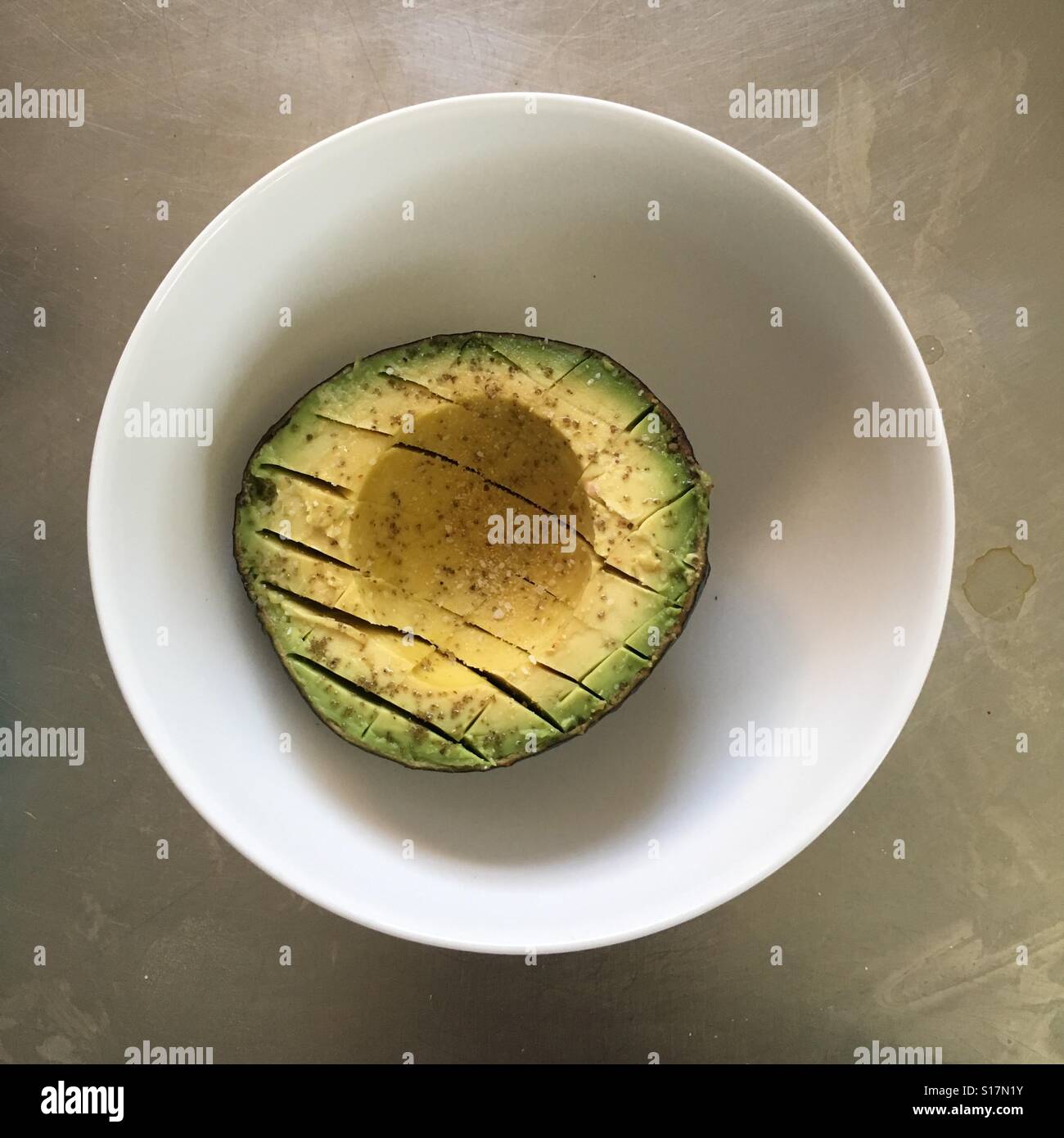 Metà avocado nella ciotola con sale affumicato Foto Stock