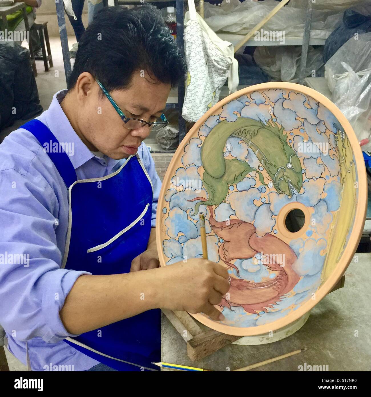 Vasellame Thai artigiano al lavoro, Lamphun provincia, Thailandia Foto Stock
