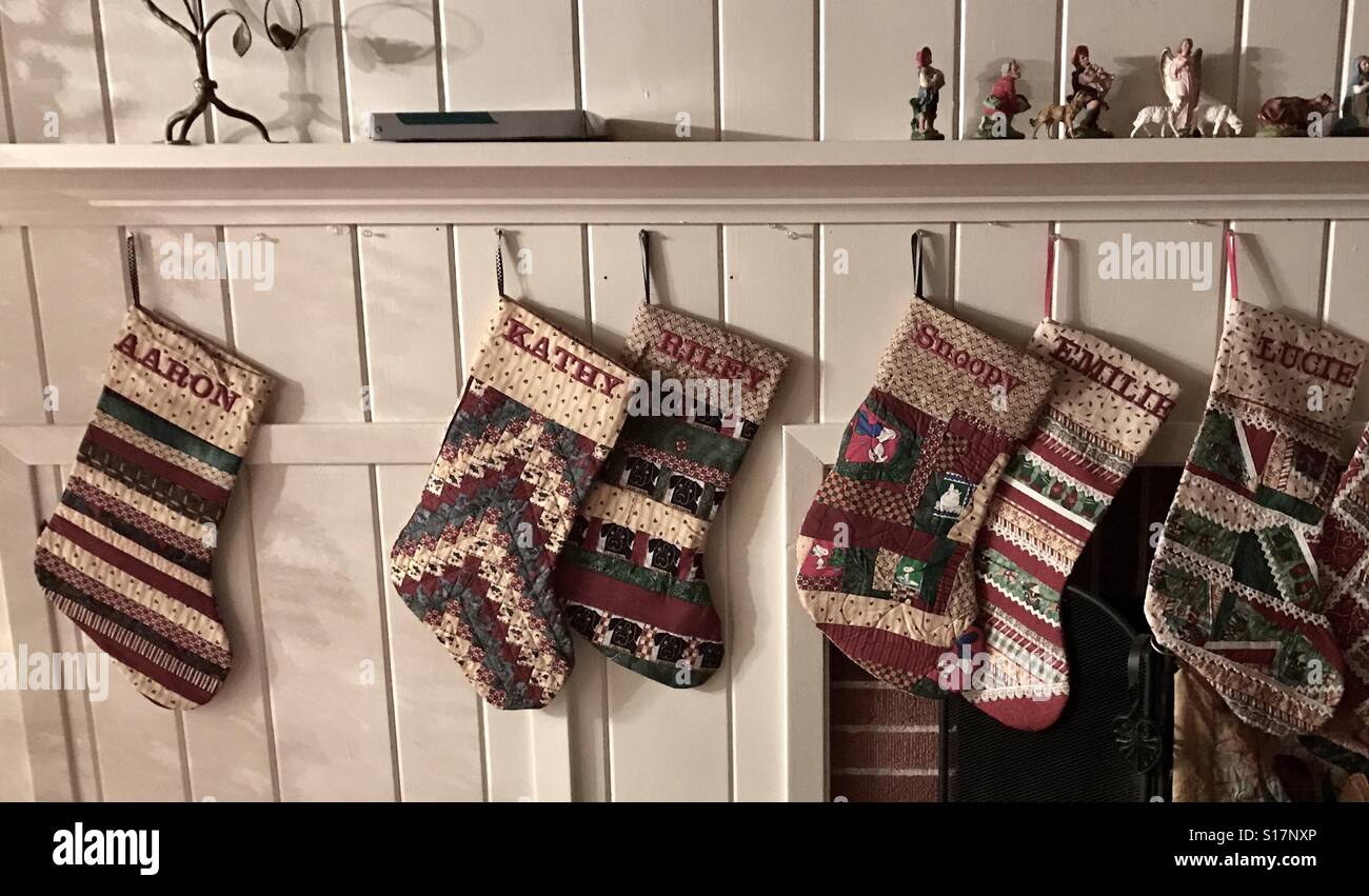 Calze di Natale appendere vicino al camino. - Immagine stock catturata con smartphone