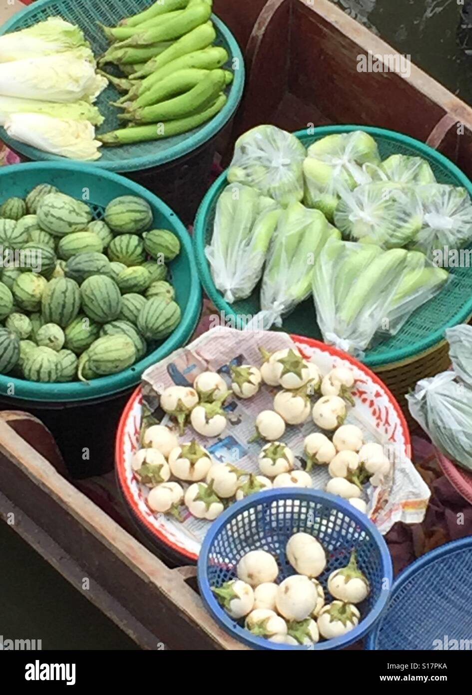 Verdure Thai per la vendita a THA Kha mercato galleggiante, Samut Songkhram, Thailandia Foto Stock