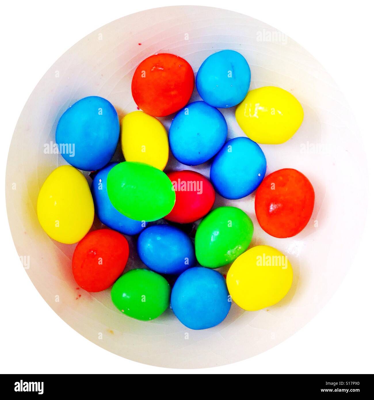 Vista aerea di caramelle colorate nella caramella piatto di forma ovale Foto Stock