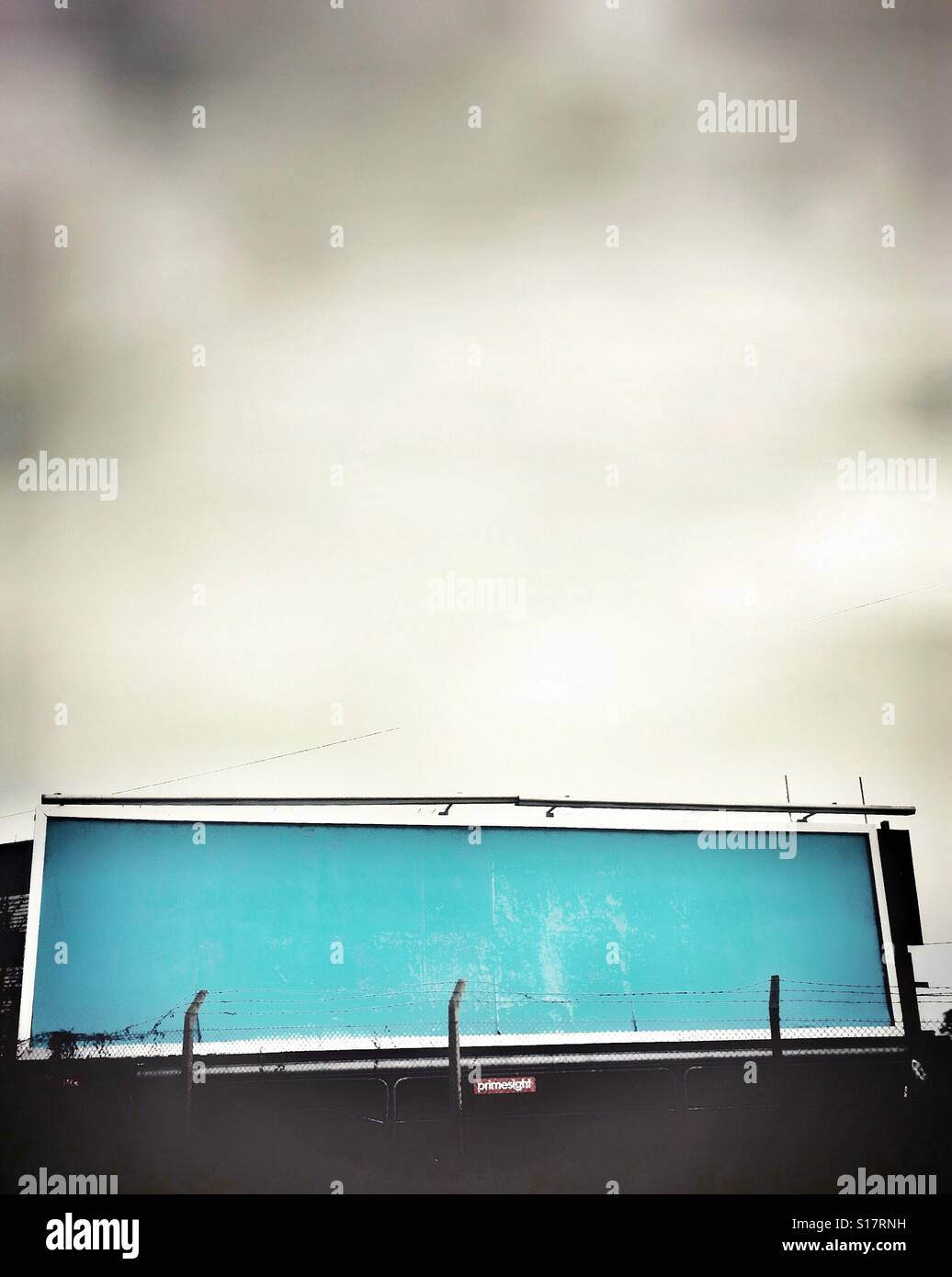 Vuoto poster blu contro un bianco cielo grigio - Immagine stock catturata con smartphone