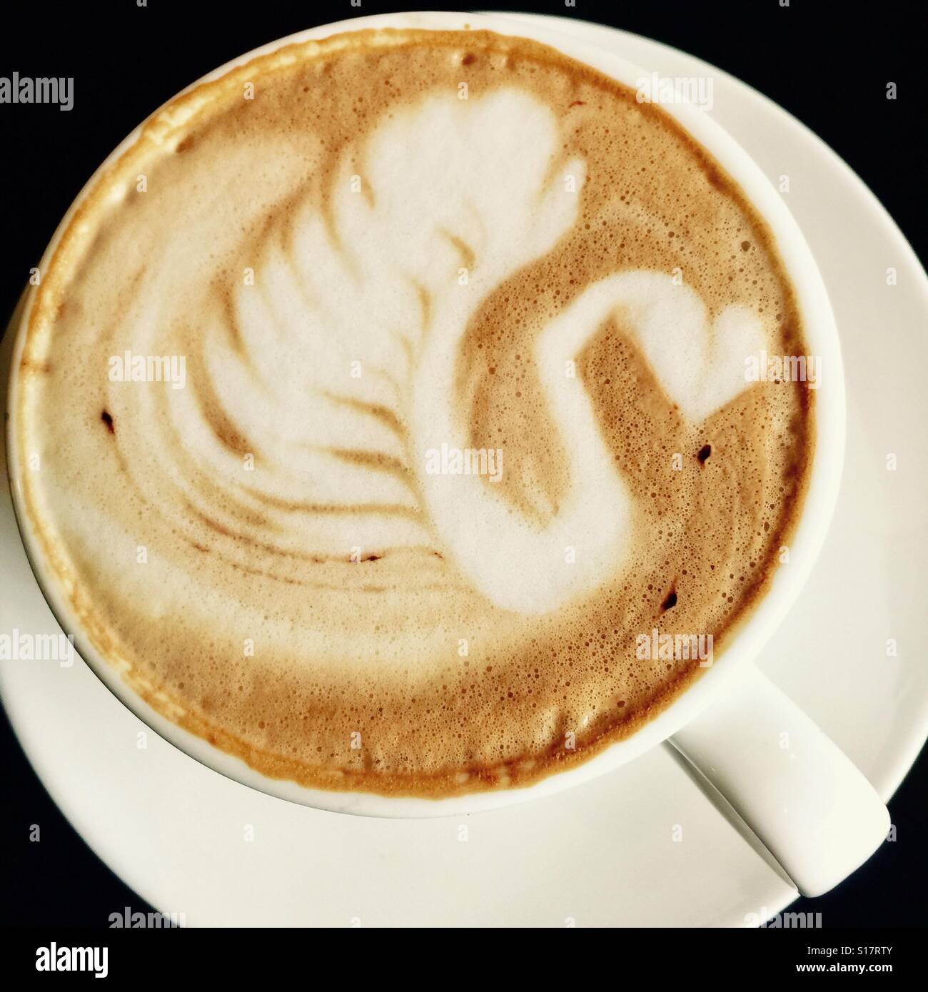 Latte art - un cigno scorrevolezza su una tazza di caffè Foto stock - Alamy