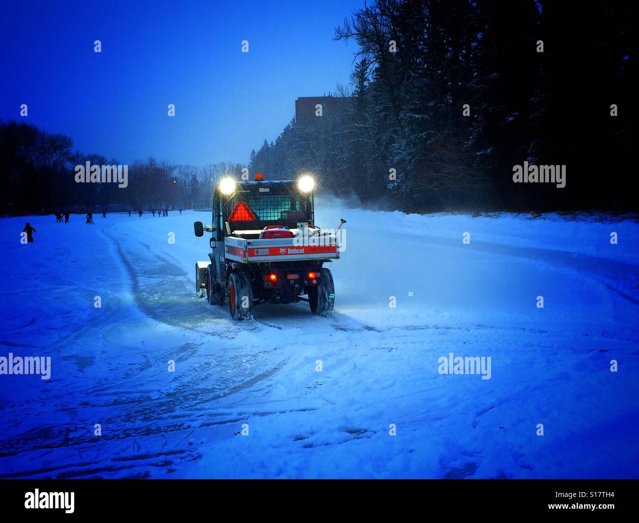 La cancellazione del NSW dal laghetto di pattinaggio a Bowness Park di Calgary, Alberta, Canada - Immagine stock catturata con smartphone