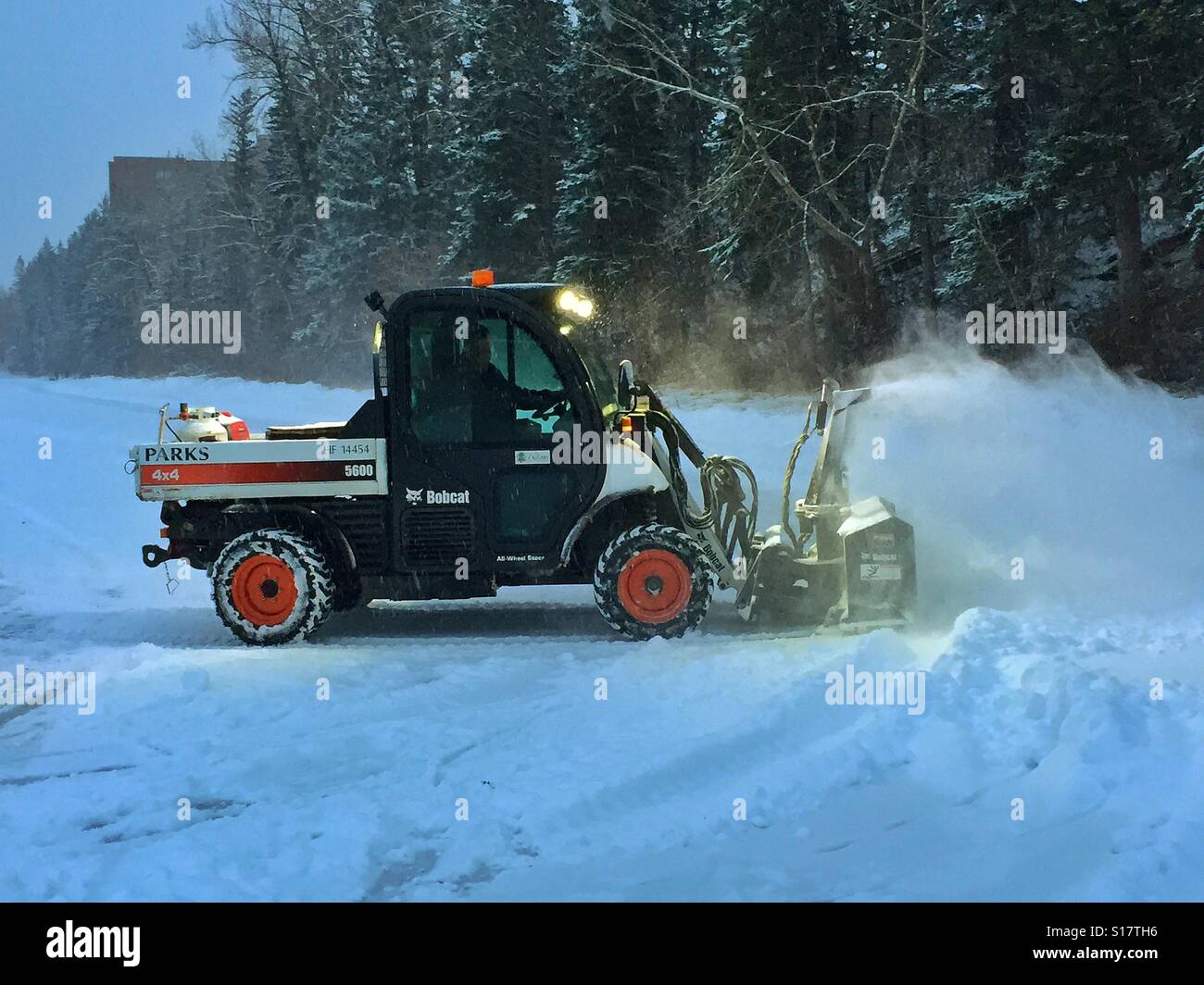 Attrezzatura per la pulizia della neve su un laghetto di Calgary, Alberta, Canada - Immagine stock catturata con smartphone