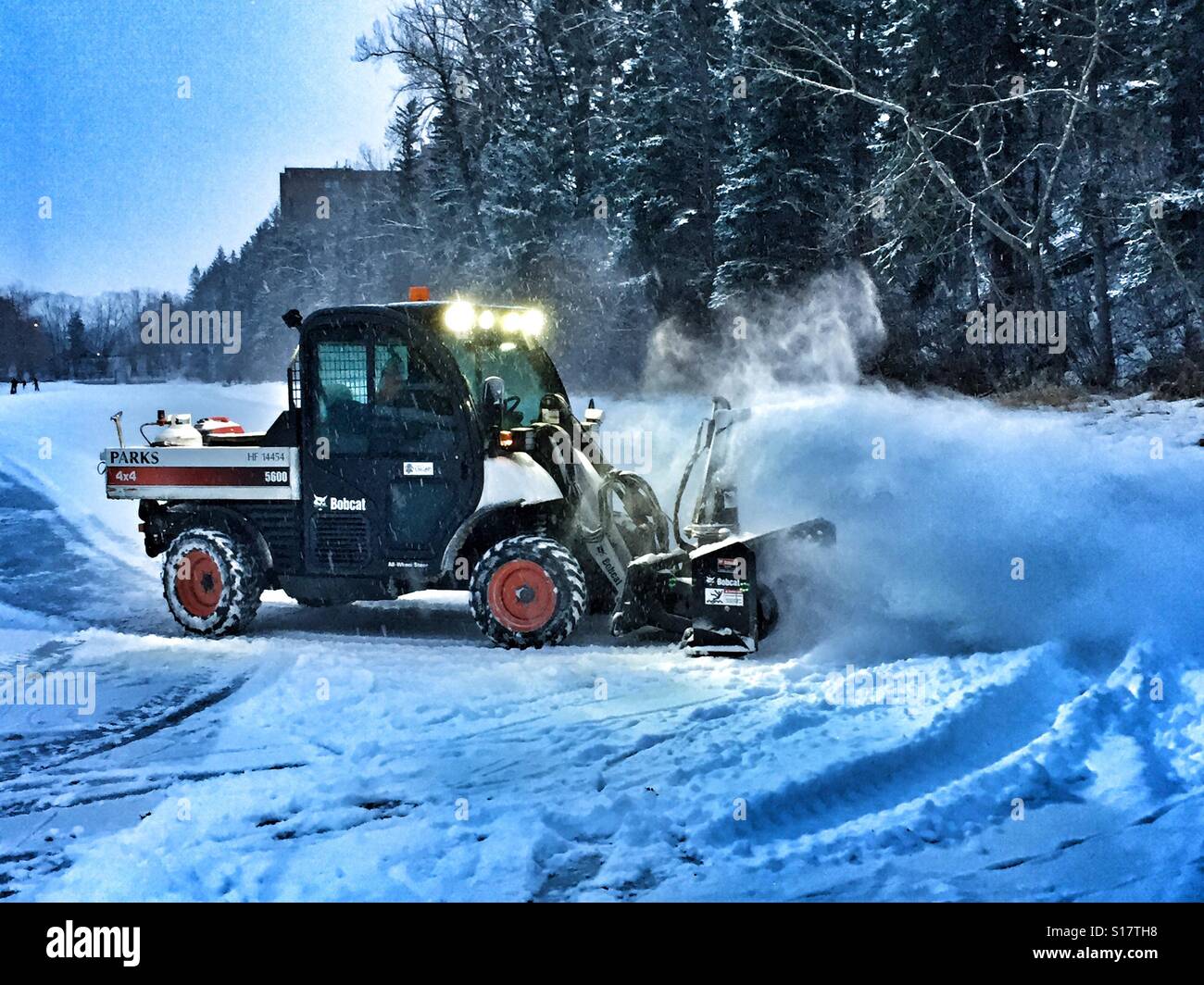Attrezzatura per la pulizia della neve su un laghetto di Calgary, Alberta, Canada - Immagine stock catturata con smartphone