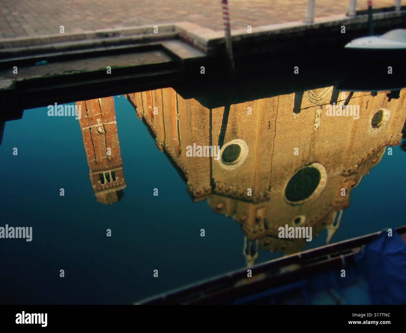 Edificio Veneziano riflessa nell acqua del canale a Venezia, Italia Foto Stock