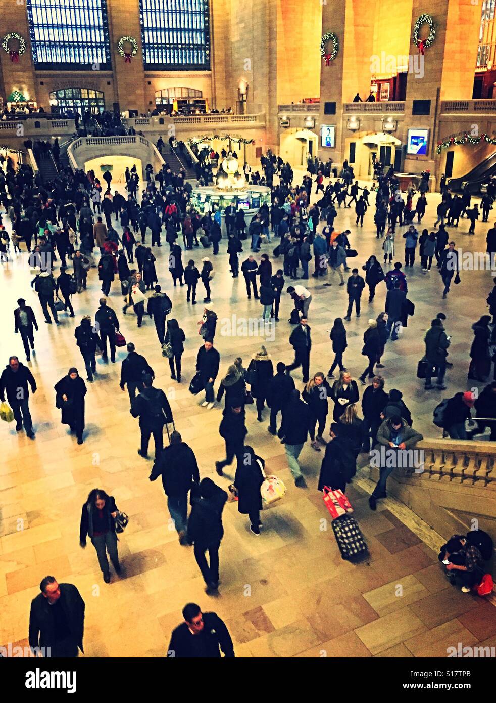 Una folla numerosa nell'atrio principale di Grand Central Terminal, NYC, STATI UNITI D'AMERICA - Immagine stock catturata con smartphone