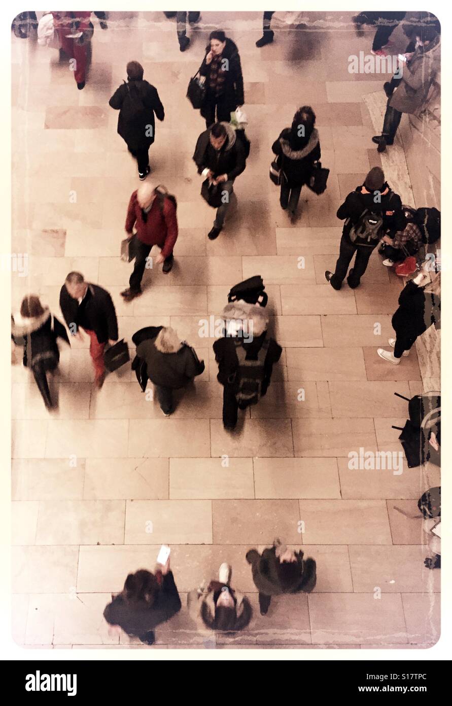Guardando verso il basso sulla affollata atrio principale di Grand Central Terminal, NYC, STATI UNITI D'AMERICA - Immagine stock catturata con smartphone