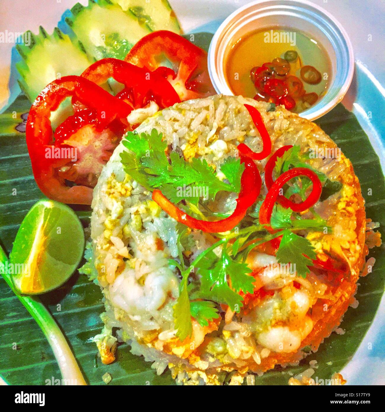 Una piastra di stile tailandese riso fritto con gamberetti (Khao Pad Goong) sulla banana leaf Foto Stock