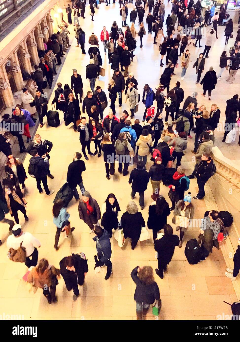 Una folla numerosa nell'atrio principale di Grand Central Terminal, NYC, STATI UNITI D'AMERICA - Immagine stock catturata con smartphone
