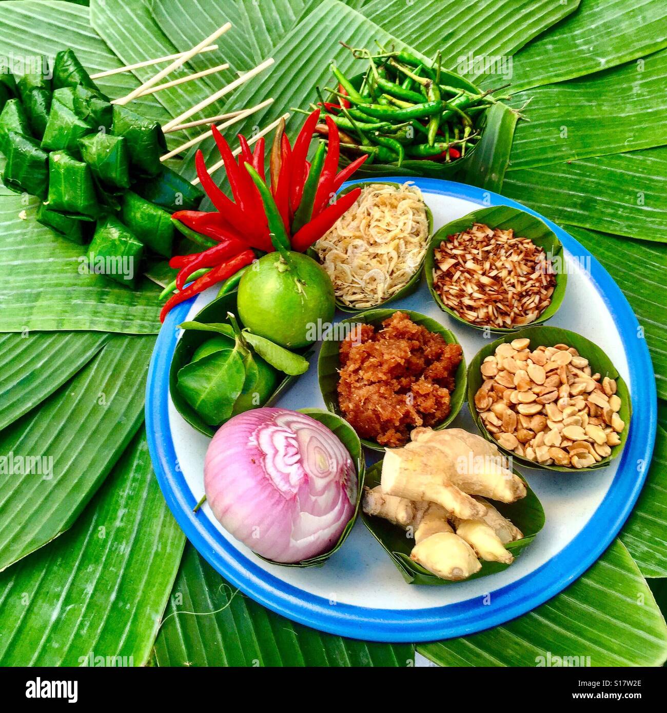 Miang kham è un tradizionale spuntino dalla Thailandia e Laos. Essa è stata introdotta per i Siamesi corte del Re Rama V dalla regina Dara Rasamee. Foto Stock