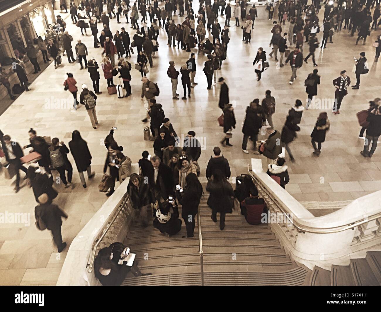 Folle immense sulla scalinata di grand concourse della Grand Central Terminal, NYC, STATI UNITI D'AMERICA - Immagine stock catturata con smartphone