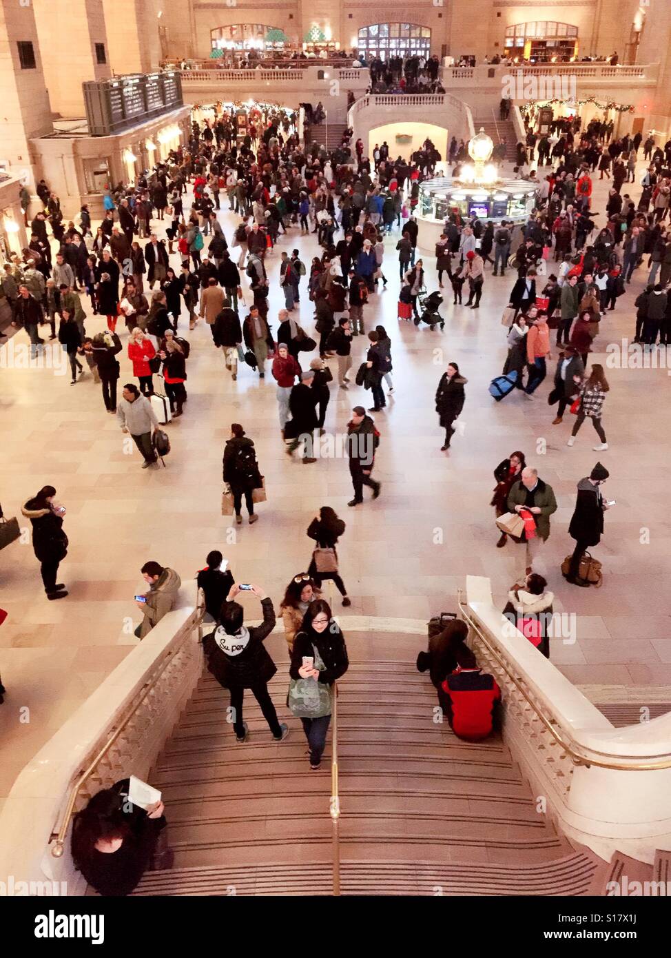 Folle immense sulla scalinata di grand concourse Grand Central Terminal, NYC, STATI UNITI D'AMERICA - Immagine stock catturata con smartphone