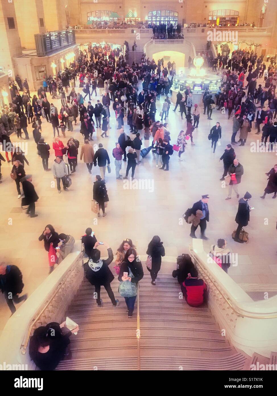 Folle immense sulla scalinata di grand Concourse, il Grand Central Terminal, NYC, STATI UNITI D'AMERICA - Immagine stock catturata con smartphone