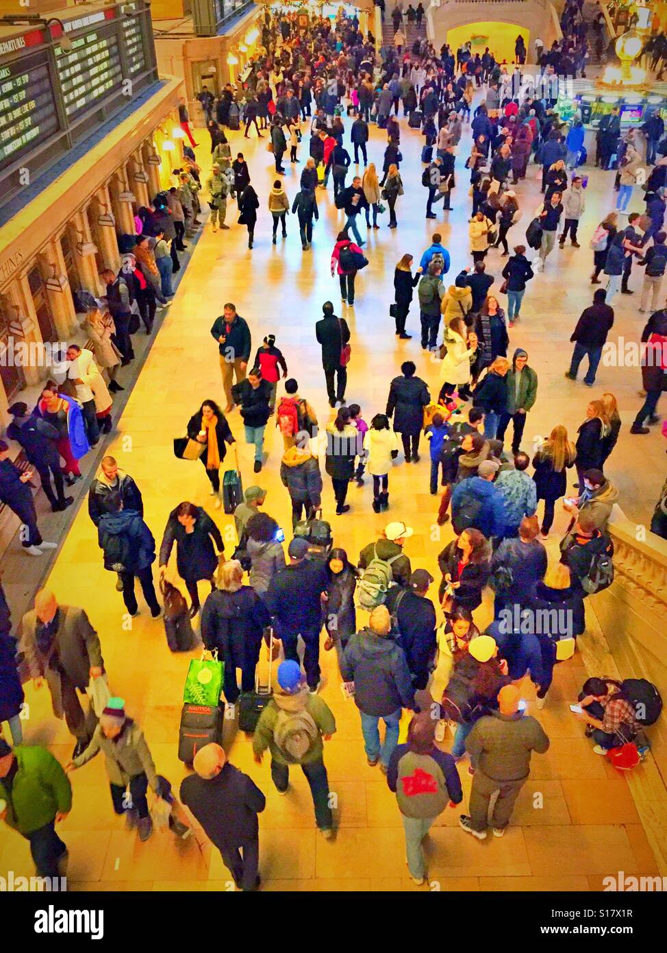 Enorme folla in grand Concourse, il Grand Central Station, NYC, STATI UNITI D'AMERICA - Immagine stock catturata con smartphone
