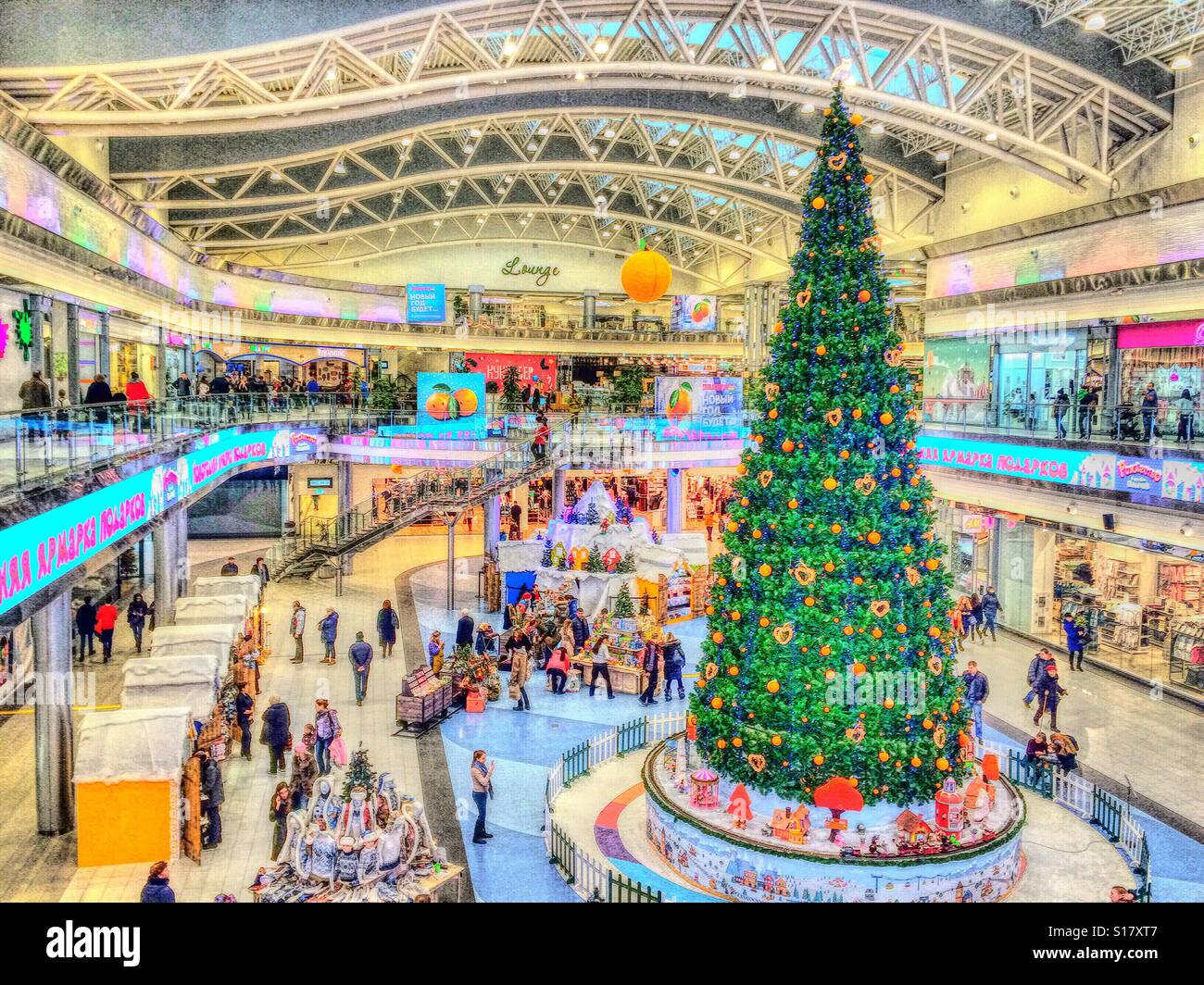 Grande albero di Natale in mezzo al chiuso mercatino di Natale Foto Stock