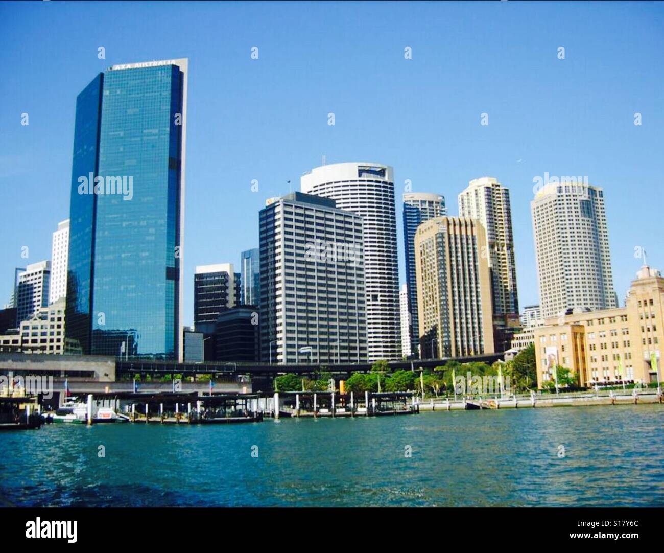 Blue sky estati giorno, sul fiume e sulla città di Sydney - Australia Foto Stock