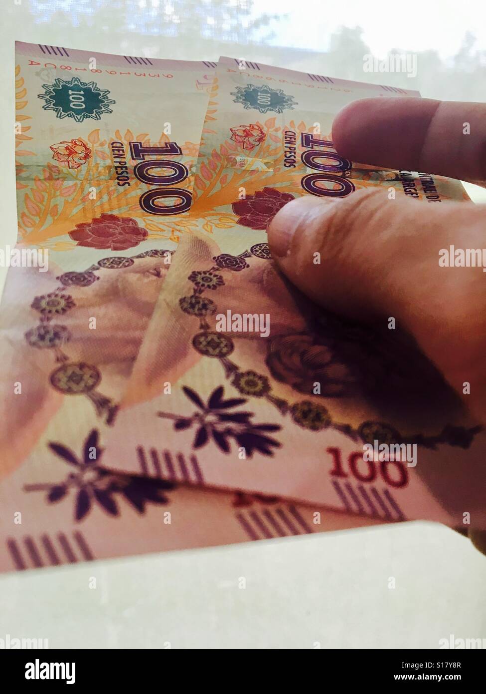 Un centinaio di peso argentino note - Immagine stock catturata con smartphone