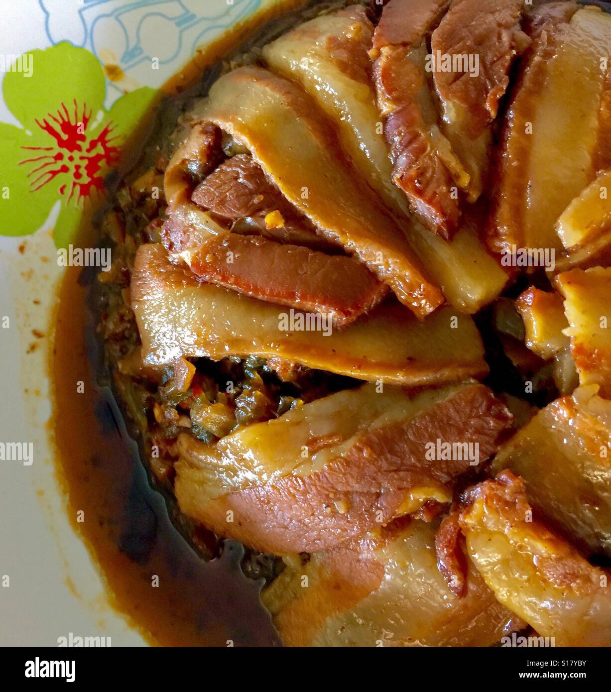 Brasati di carne di maiale ventre (Mu Phan Pee) - un piatto unico dalla comunità cinese nel nord della Thailandia Foto Stock