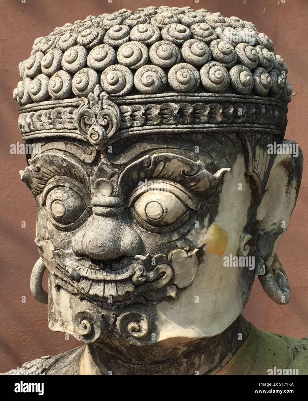 Una divinità in un tempio thailandese, Thailandia Foto Stock