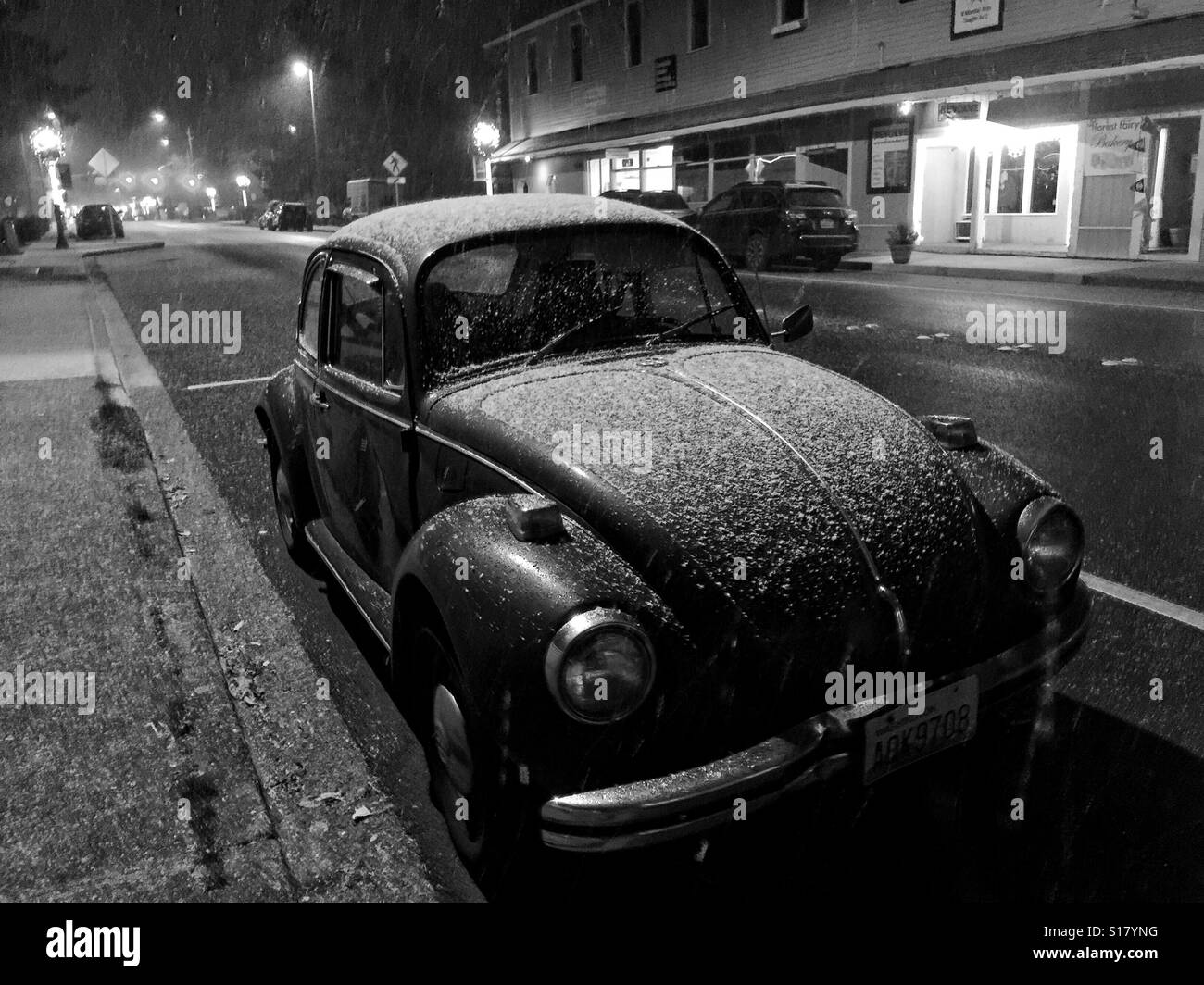 Vintage WV maggiolino sulla strada in Issaquah, WA, sotto la neve Foto Stock