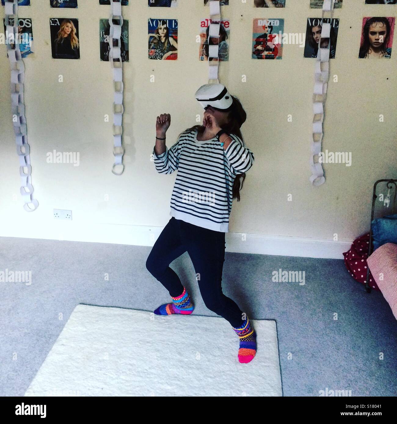 Ragazza con auricolare VR Foto Stock