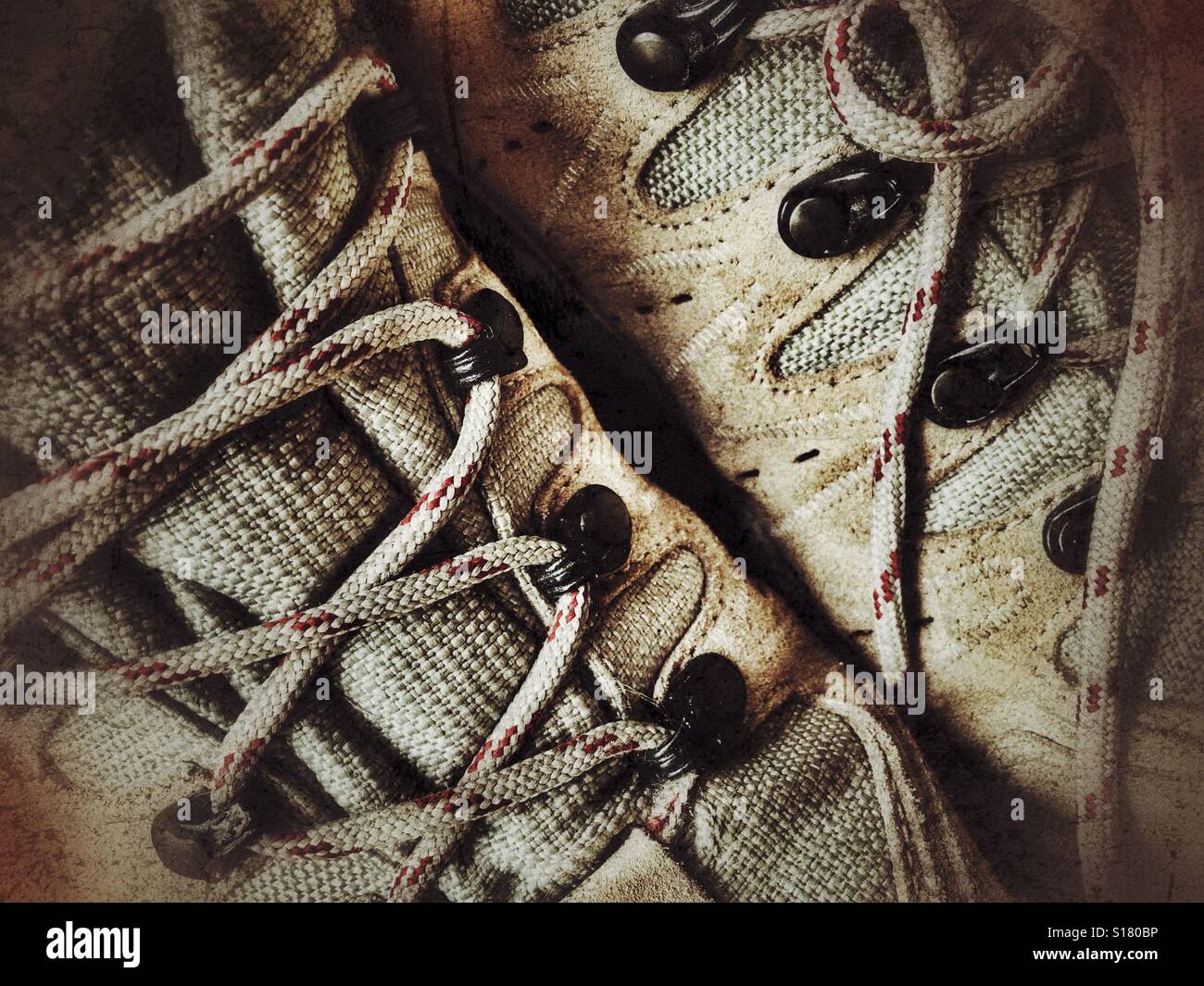 Terreni fangosi scarpe da trekking, close up - Immagine stock catturata con smartphone