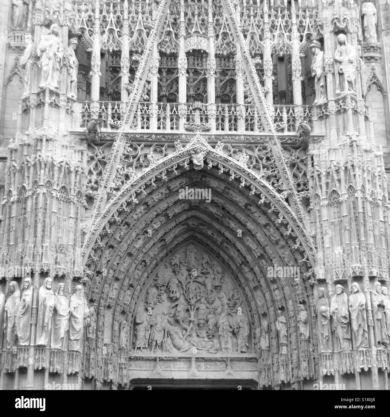 Facciata in stile gotico della cattedrale di Rouen, Francia, in bianco e nero Foto Stock