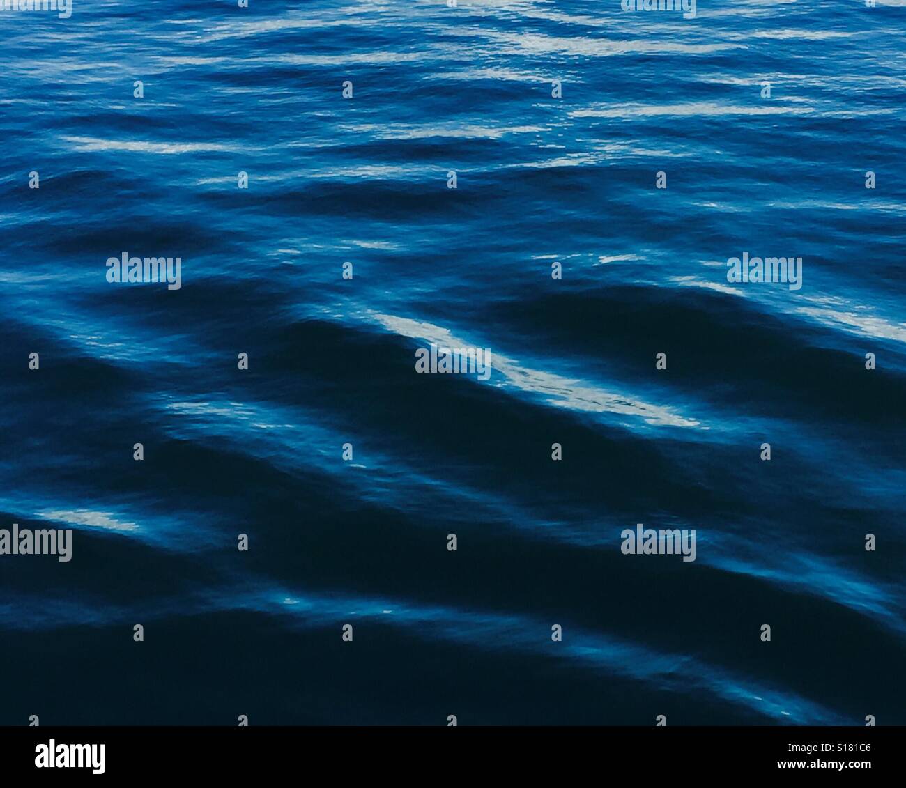 Misterioso ma idilliaca e rilassante onde blu e di ondulazioni - Immagine stock catturata con smartphone